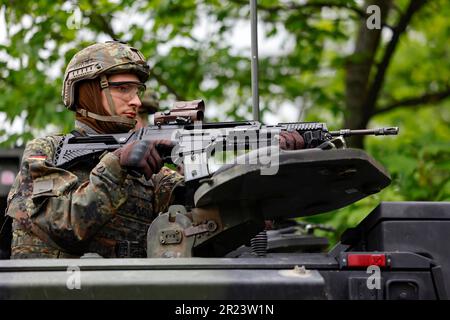 Hammelburg, Germania. 16th maggio, 2023. Un soldato ha un'arma durante l'esercizio militare che segna la visita inaugurale del Ministro della Difesa tedesco Pistorius alla Scuola di Fanteria di Hammelburg. Credit: Daniel Löb/dpa/Alamy Live News Foto Stock