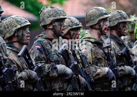 Hammelburg, Germania. 16th maggio, 2023. Durante l'esercizio militare per la visita inaugurale del Ministro Federale della Difesa Pistorius, si presenta una compagnia di truppe di montagna. Credit: Daniel Löb/dpa/Alamy Live News Foto Stock