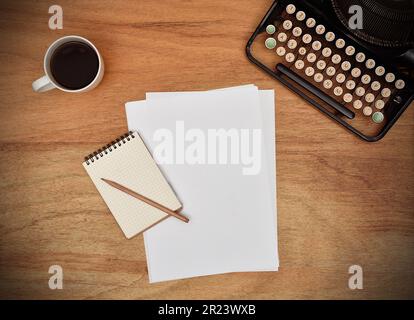 Foglio bianco di carta su scrittoio. Vista dall'alto Foto Stock