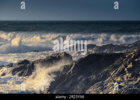 Meteo nel Regno Unito. Mari selvaggi in una giornata tempestosa sulla costa selvaggia di Towan Head a Newquay in Cornovaglia in Inghilterra nel Regno Unito. Foto Stock