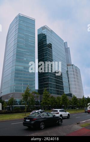 Un edificio di uffici con facciate in vetro a Varsavia fa parte del business center - 27 maggio 2022. Varsavia, Polonia. Foto Stock