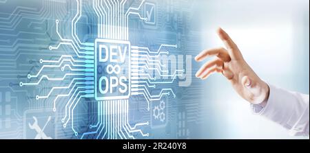 Sviluppo Agile e concetto di ottimizzazione DevOps su schermo virtuale. Foto Stock