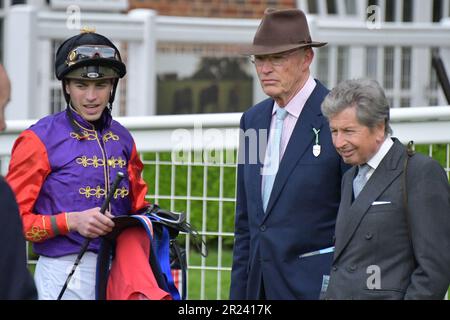 Londra, Regno Unito. 16th maggio 2023. James Doyle spiega che cosa è andato storto all'allenatore John Gosden, dopo che il cavallo del Re, Slipofthepen, non riesce a impressionare negli Heron Stakes a Sandown Park Racecourse, Regno Unito. Credit: Paul Blake/Alamy Live News. Foto Stock