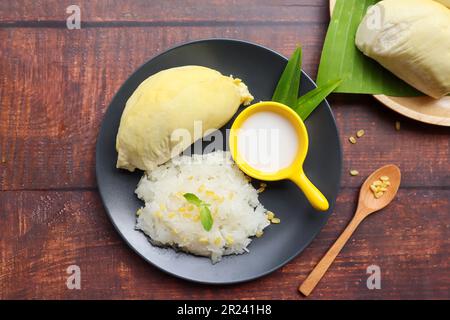 Riso duriano appiccicoso con fagiolini e latte di cocco con spazio copia - dessert thailandese, frutta tropicale di stagione Foto Stock