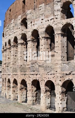 Gli intricati dettagli esterni dell'iconico Colosseo di Roma, Italia Foto Stock