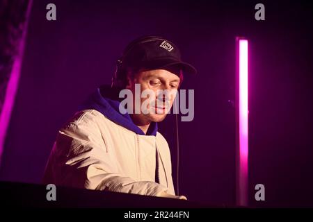 DJ Martin Solveig suona alla festa di lancio per l'area del Festival di Toutatis e le montagne russe al Parc Astérix in Francia. Foto Stock