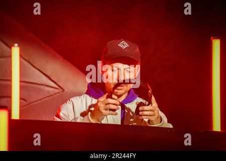 DJ Martin Solveig suona alla festa di lancio per l'area del Festival di Toutatis e le montagne russe al Parc Astérix in Francia. Foto Stock