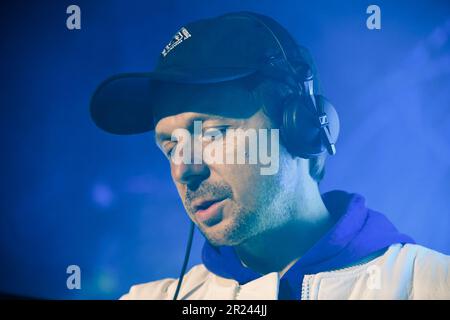 DJ Martin Solveig suona alla festa di lancio per l'area del Festival di Toutatis e le montagne russe al Parc Astérix in Francia. Foto Stock