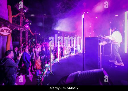 DJ Martin Solveig suona alla festa di lancio per l'area del Festival di Toutatis e le montagne russe al Parc Astérix in Francia. Foto Stock