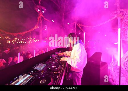 DJ Martin Solveig suona alla festa di lancio per l'area del Festival di Toutatis e le montagne russe al Parc Astérix in Francia. Foto Stock