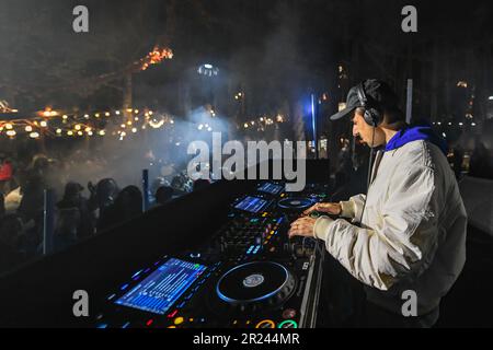 DJ Martin Solveig suona alla festa di lancio per l'area del Festival di Toutatis e le montagne russe al Parc Astérix in Francia. Foto Stock