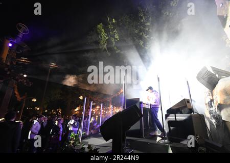 DJ Martin Solveig suona alla festa di lancio per l'area del Festival di Toutatis e le montagne russe al Parc Astérix in Francia. Foto Stock