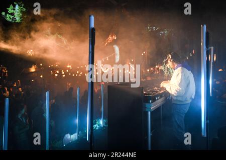 DJ Martin Solveig suona alla festa di lancio per l'area del Festival di Toutatis e le montagne russe al Parc Astérix in Francia. Foto Stock