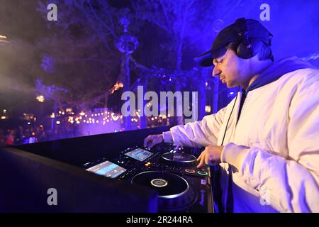 DJ Martin Solveig suona alla festa di lancio per l'area del Festival di Toutatis e le montagne russe al Parc Astérix in Francia. Foto Stock