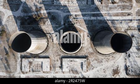 Abbandonata centrale termica non funzionante dall'alto in inverno, in Ungheria. Torri di raffreddamento. Foto Stock