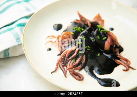 Tapa calamari cotta nel suo inchiostro. Foto Stock