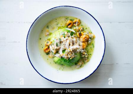 Cockle ceviche con avocado e mais tostato. Foto Stock