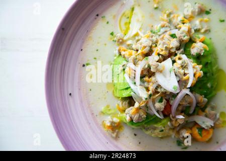 Cockle ceviche con avocado e mais tostato. Foto Stock