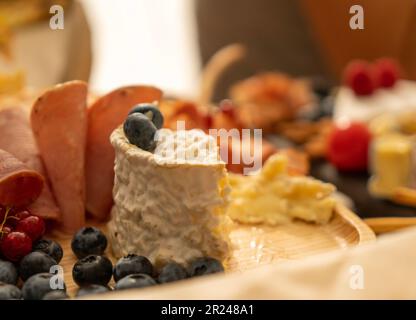 Spuntini assortiti su un piatto di pietra nera su un tavolo del ristorante su uno sfondo della finestra Foto Stock