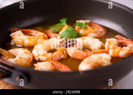 Gambas al ajillo. Gamberetti Scampi. Tradizionale ricetta di tapa dal sud della Spagna cucinata con pesce e aglio saltato. Foto Stock