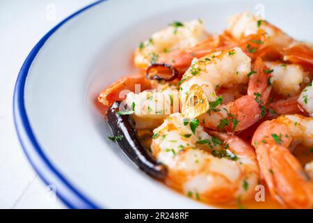 Gambas al ajillo. Gamberetti Scampi. Tradizionale ricetta di tapa dal sud della Spagna cucinata con pesce e aglio saltato. Foto Stock