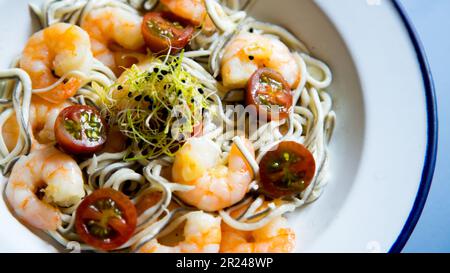 Gamberi all'aglio con anguille. Gamberetti Scampi. Tradizionale ricetta di tapas del sud della Spagna cucinata con pesce e aglio saltato. Foto Stock