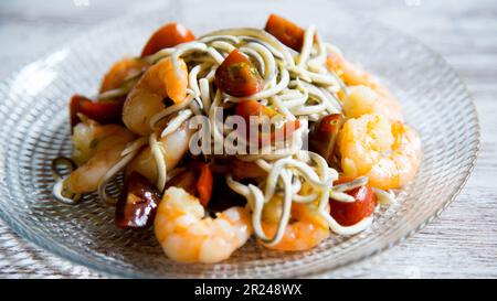 Gamberi all'aglio con anguille. Gamberetti Scampi. Tradizionale ricetta di tapas del sud della Spagna cucinata con pesce e aglio saltato. Foto Stock