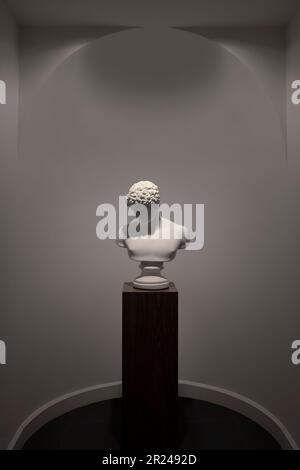 Napoli - Italia - circa marzo 2022. Copia della scultura classica di un busto di un bel giovane situato in una nicchia di architettura classica Foto Stock