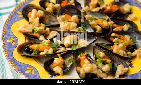 Cozze al vapore con verdure e salsa. Tradizionale tapa spagnola dalla costa mediterranea. Foto Stock