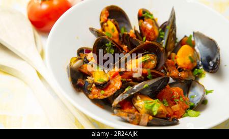 Cozze al vapore con verdure e salsa. Tradizionale tapa spagnola dalla costa mediterranea. Foto Stock