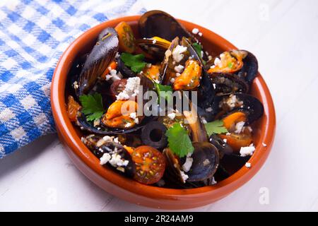 Cozze al vapore con verdure e salsa. Tradizionale tapa spagnola dalla costa mediterranea. Foto Stock