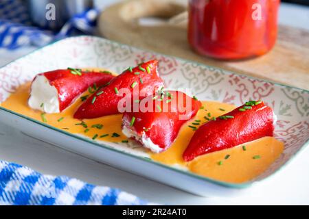 Peperoni rossi piquillo ripieni di formaggio cremoso e frutti di mare. Tapa tradizionale o pincho nel nord della Spagna Foto Stock