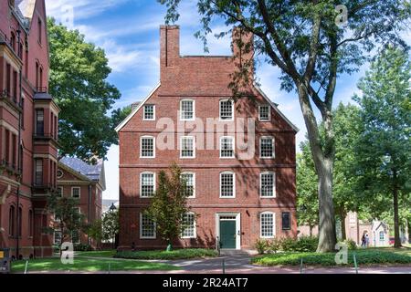 Boston, ma, USA-Agosto 2022; Vista sulla zona erbosa di Harvard Yard con una vista laterale sulla Massachusetts Hall, il più antico edificio sopravvissuto Foto Stock