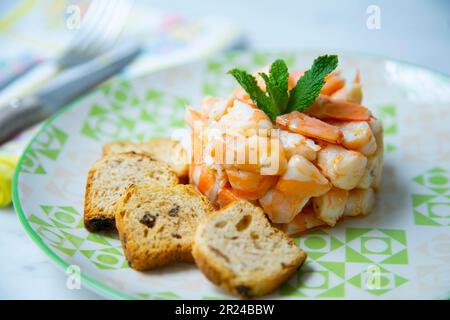 La tartare di gamberetti è preparata con gamberetti freschi crudi e condimenti. Viene comunemente diffuso su un cracker o su un pane e consumato come antipasto. Foto Stock