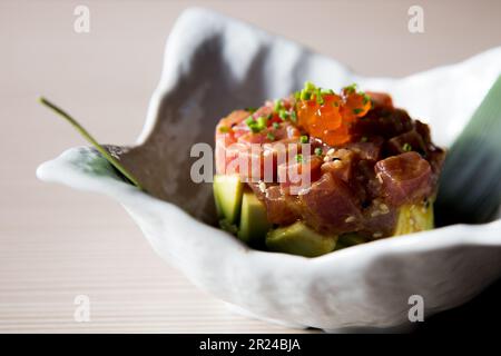 La tartare di tonno è preparata con tonno crudo fresco e condimenti. Viene comunemente diffuso su un cracker o su un pane e consumato come antipasto. Foto Stock