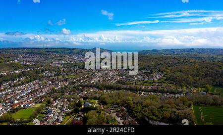 Veduta aerea presa da un drone, volando sopra il Monte Coxhill, guardando verso Buckland e il Porto di dover, Kent Foto Stock