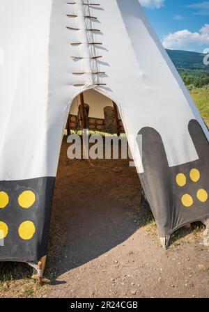 Il dipinto dei nativi americani teepee Saint Mary Lodge Resort Saint Marys Glacier National Park Montana Foto Stock