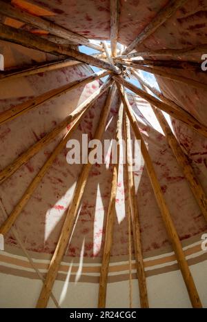 Il dipinto dei nativi americani teepee Saint Mary Lodge Resort Saint Marys Glacier National Park Montana Foto Stock