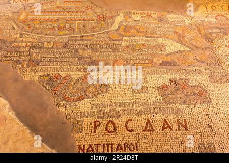 Madaba, Giordania - 5 novembre 2022: Interno 6th ° secolo mappa a mosaico della Terra Santa sul pavimento della Basilica greco-ortodossa di San George Foto Stock