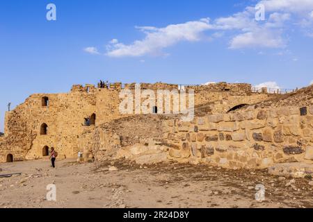 Al Karak, Giordania - 4 novembre 2022: Castello dei Crociati medievali nel centro della città e turisti Foto Stock