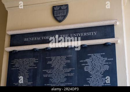 Oxford, Regno Unito, 17th maggio 2023. L'Università di Oxford sta rimuovendo il nome Sackler dai suoi edifici e posti accademici, ma conservandolo sulla targa che elenca benefattori dell'Università sotto l'arco del Clarendon Building in Broad Street per mantenere la precisione storica. La famiglia Sackler è un donatore su larga scala della Oxford University, ma è stata collegata alla crisi degli oppioidi che ha colpito gli Stati Uniti, che ha causato migliaia di vittime. Il nome di Mortimer D Sackler è a 11th riga dalla parte superiore della colonna di destra in questa immagine. Credit: Martin Anderson/Alamy Live News. Foto Stock