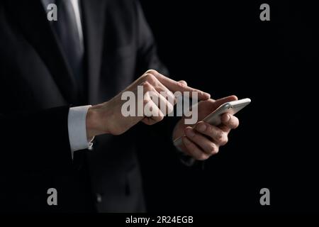 Vista laterale della mano di un uomo preme un dito su uno smartphone. Simulazione per il tuo progetto, copia spazio. Foto Stock