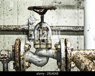 Primo piano di una vecchia valvola di arresto arrugginita Foto Stock