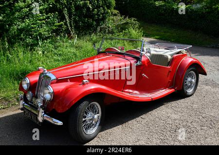 MG Classic Sport auto su display statico presso Hook Norton Brewery Oxfordshire Inghilterra regno unito. 14 maggio 2023 Foto Stock