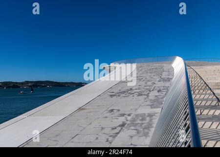 Lisbona, Portogallo-Ottobre 2022: Vista ravvicinata lungo la futuristica struttura del tetto del Museo d'Arte, architettura e tecnologia (MAAT) Foto Stock