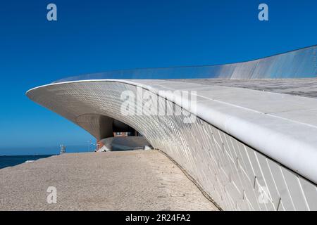 Lisbona, Portogallo-Ottobre 2022: Vista ravvicinata lungo la futuristica struttura del tetto del Museo d'Arte, architettura e tecnologia (MAAT) Foto Stock