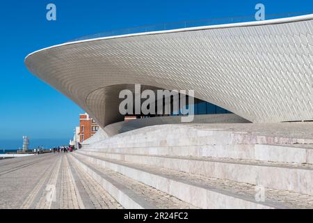 Lisbona, Portogallo-Ottobre 2022: Vista lungo i gradini e il fiume di fronte al futuristico Museo d'Arte, architettura e tecnologia (MAAT) Foto Stock