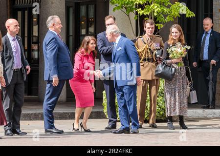 Covent Garden, Londra, Regno Unito. 17th maggio 2023. Il Re saluta il personale e gli artisti nella Royal Opera House Arcade mentre lui e la Regina Camilla visitano Covent Garden nel primo impegno congiunto delle loro Maestà dopo l'incoronazione. Le loro Maestà incontrano i membri della comunità locale, le imprese, i commercianti di mercato e le organizzazioni artistiche che contribuiscono a Covent Garden. Foto di Amanda Rose/Alamy Live News Foto Stock