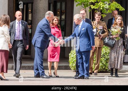 Covent Garden, Londra, Regno Unito. 17th maggio 2023. Il Re saluta il personale e gli artisti nella Royal Opera House Arcade mentre lui e la Regina Camilla visitano Covent Garden nel primo impegno congiunto delle loro Maestà dopo l'incoronazione. Le loro Maestà incontrano i membri della comunità locale, le imprese, i commercianti di mercato e le organizzazioni artistiche che contribuiscono a Covent Garden. Foto di Amanda Rose/Alamy Live News Foto Stock