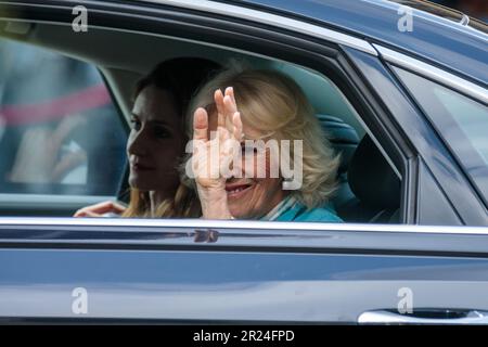 Covent Garden, Londra, Regno Unito. 17th maggio 2023. Sua Maestà la Regina Camilla ondeggia davanti a folle di sostenitori mentre parte dopo una visita a Covent Garden, che fu il primo impegno congiunto delle loro Maestà dopo l’incoronazione. Foto di Amanda Rose/Alamy Live News Foto Stock